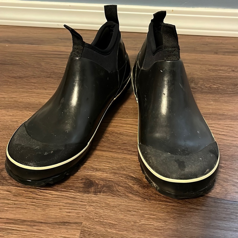 Baffin waterproof ankle rain boots.